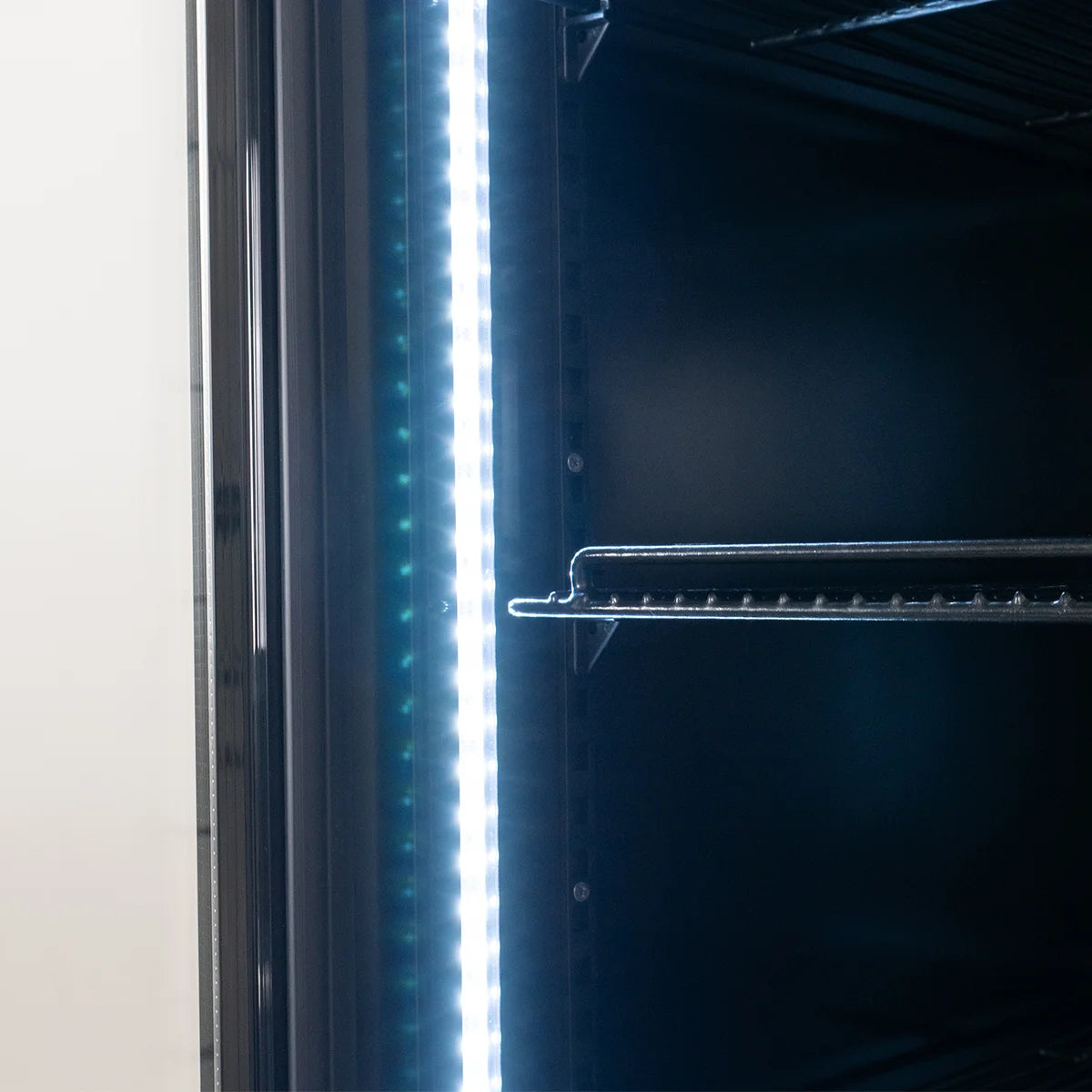 Getränkekühlschrank ECO 1500 mit Klapptüren und Leuchtaufsatz