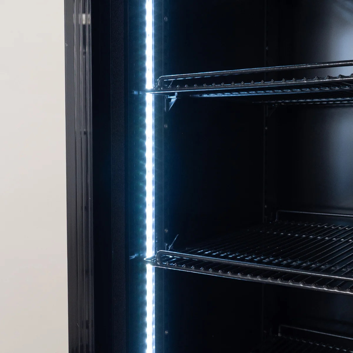 Getränkekühlschrank ECO 1000 mit Schiebetüren und Leuchtaufsatz