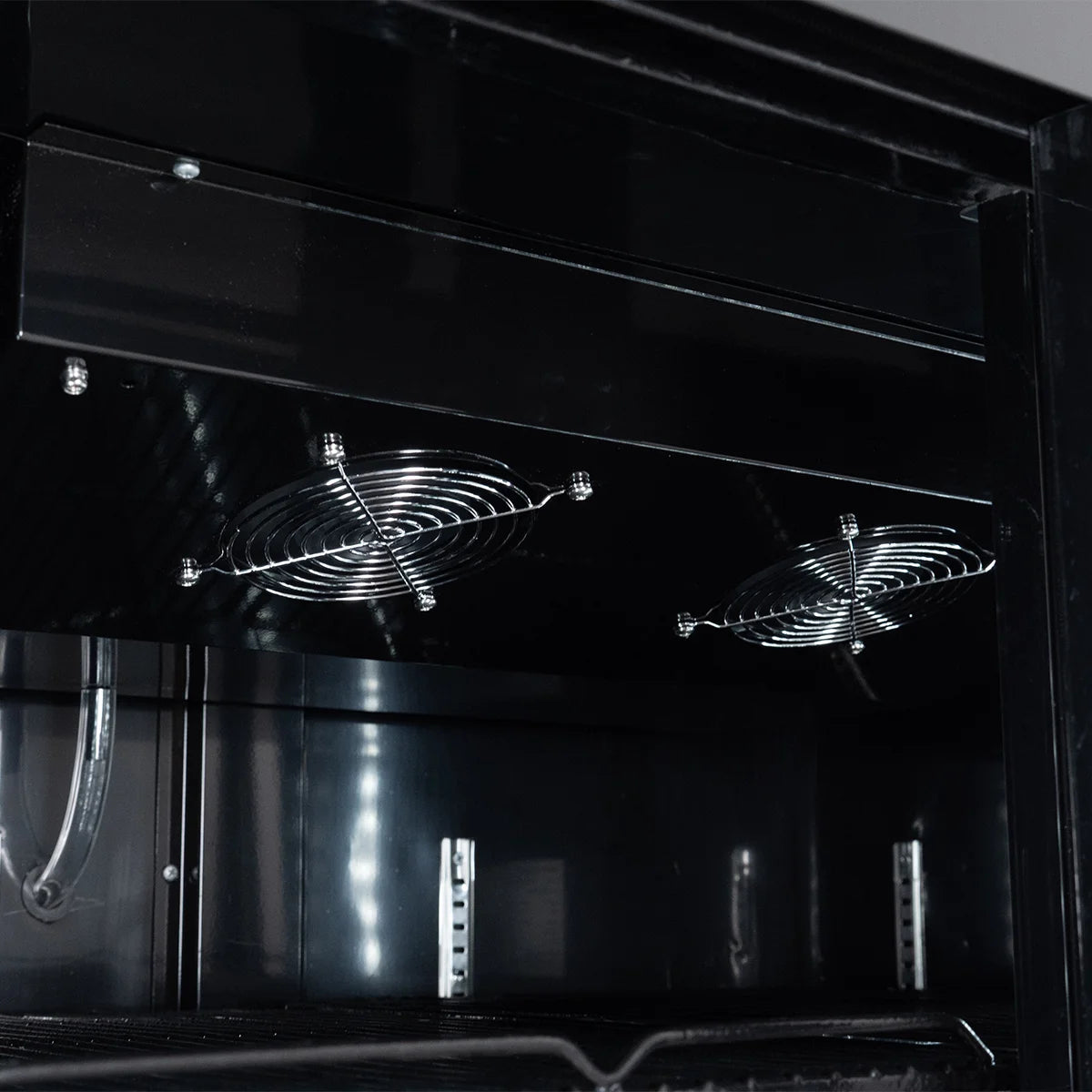 Getränkekühlschrank ECO 630 mit Leuchtaufsatz und Schiebetüren