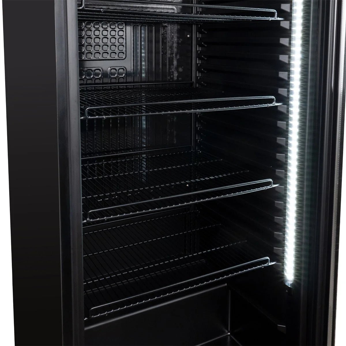 Getränkekühlschrank GKS-230, 230 Liter Kühlraumvolumen, 4 verstellbare Einlegeböden, Innenbeleuchtung, Abschließbar, Schwarz