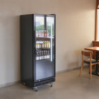 Getränkekühlschrank GKS-230, 230 Liter Kühlraumvolumen, 4 verstellbare Einlegeböden, Innenbeleuchtung, Abschließbar, Schwarz